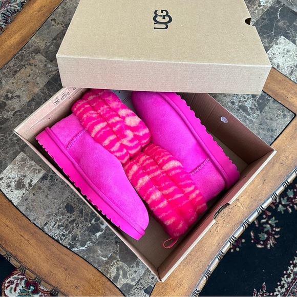 Authentic UGG Fluff Mini Quilted Zebra Boots - Picture 3 of 12